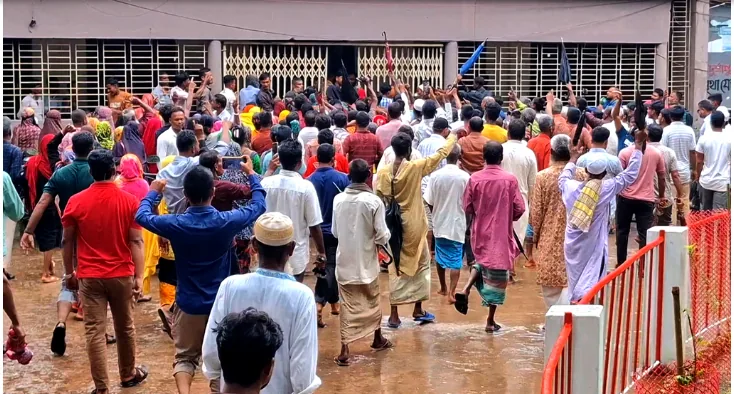 দুর্গাপুরে খাল খননের বকেয়া মজুরির দাবিতে ইউএনও কার্যালয় ঘেরাও শ্রমিকদের