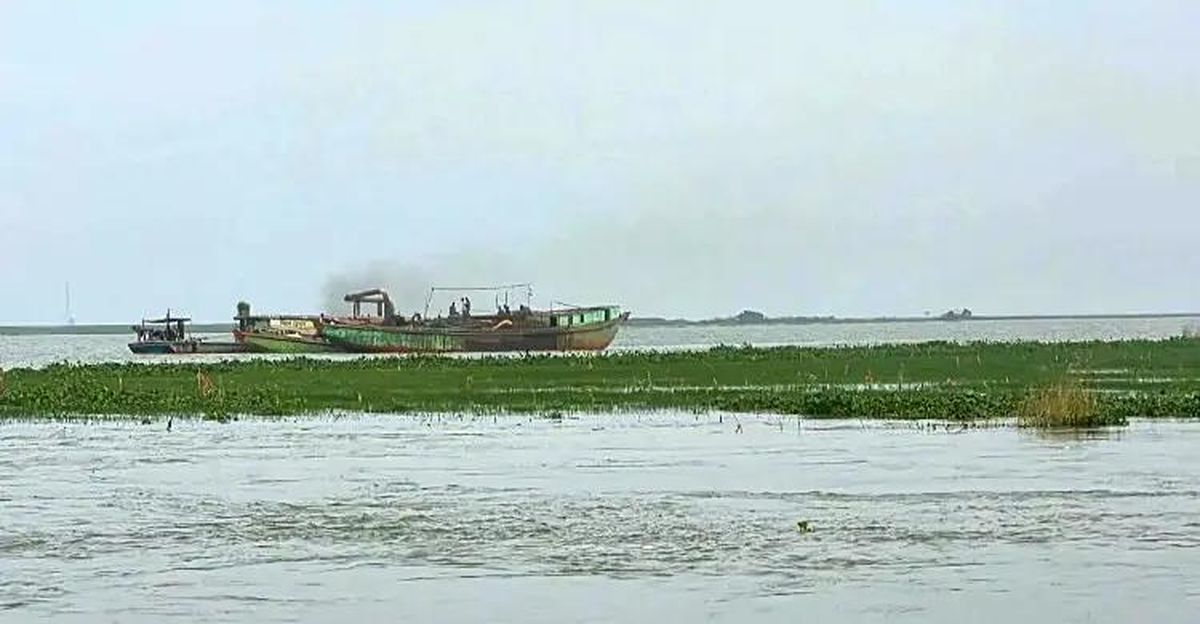 খালিয়াজুরী হাওরে বজ্রপাতে হাঁসের খামারি নিহত—হাওরে বালুবাহী নৌকা