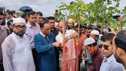 দুর্গাপুর শহরের প্রবেশদ্বারে বৃক্ষরোপণ করছেন ব্যারিস্টার কায়সার কামাল, চারপাশে স্থানীয় মানুষ