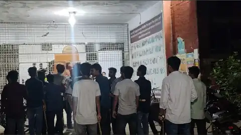 রাজশাহী বিশ্ববিদ্যালয়ের জিয়াউর রহমান হলের সামনে লাঠি হাতে একদল তরুণ
